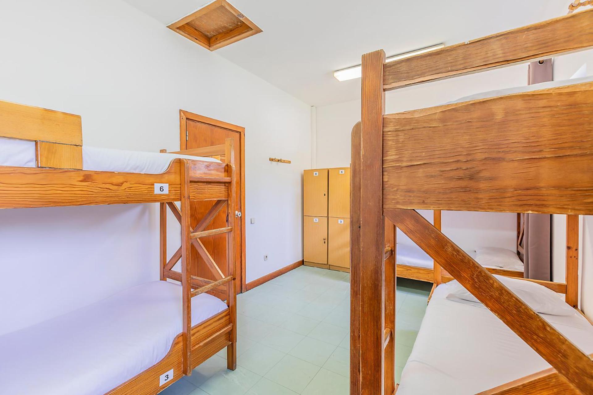 Litera en una habitación compartida femenina de 6 camas